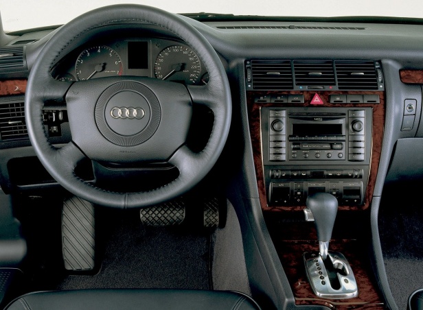 Audi A8 D2 Wnętrze