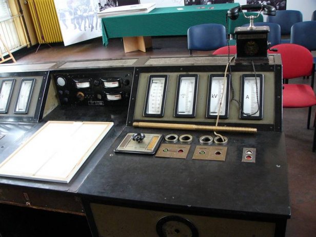 Zabytkowy sprzęt gliwickiej rozgłośni radiowej. Widoczna również jedna ze śrub, którymi skręcono konstrukcję wieży (Fot. Wikimedia Commons) Zabytkowy sprzęt gliwickiej rozgłośni radiowej. Widoczna również jedna ze śrub, którymi skręcono konstrukcję wieży (Fot. Wikimedia Commons)