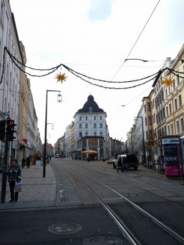 Mimo znacznego kontrastu, kolor nieba jest nadal widoczny.